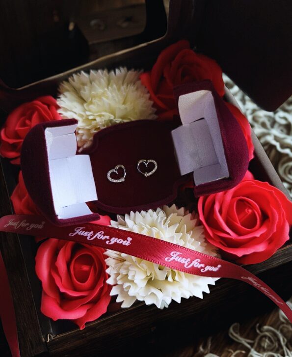 Серебряные серьги в форме сердца с цирконами – романтический подарок